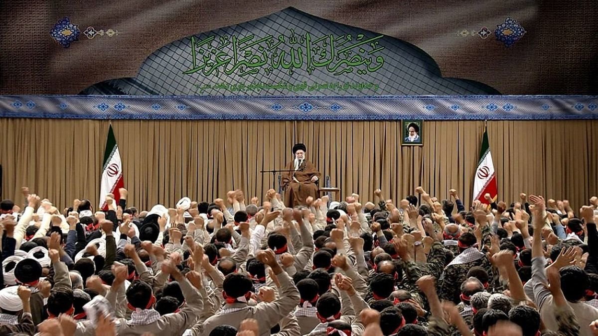 رهبر انقلاب:بسیج یک شبکهسازی فرهنگی، اجتماعی و نظامی به ابتکار امام ره است
