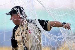 په‌په سعی می‌کند فارسی حرف بزند!