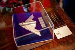 هدیه نتانیاهو به ترامپ ساخته شده از قطعات موشک ایرانی + عکس