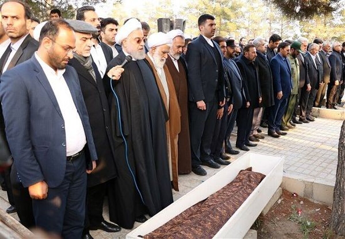 نماز خواندن حسن روحانی بر پیکر خواهرش +عکس