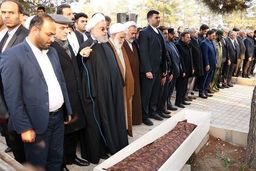 نماز خواندن حسن روحانی بر پیکر خواهرش +عکس