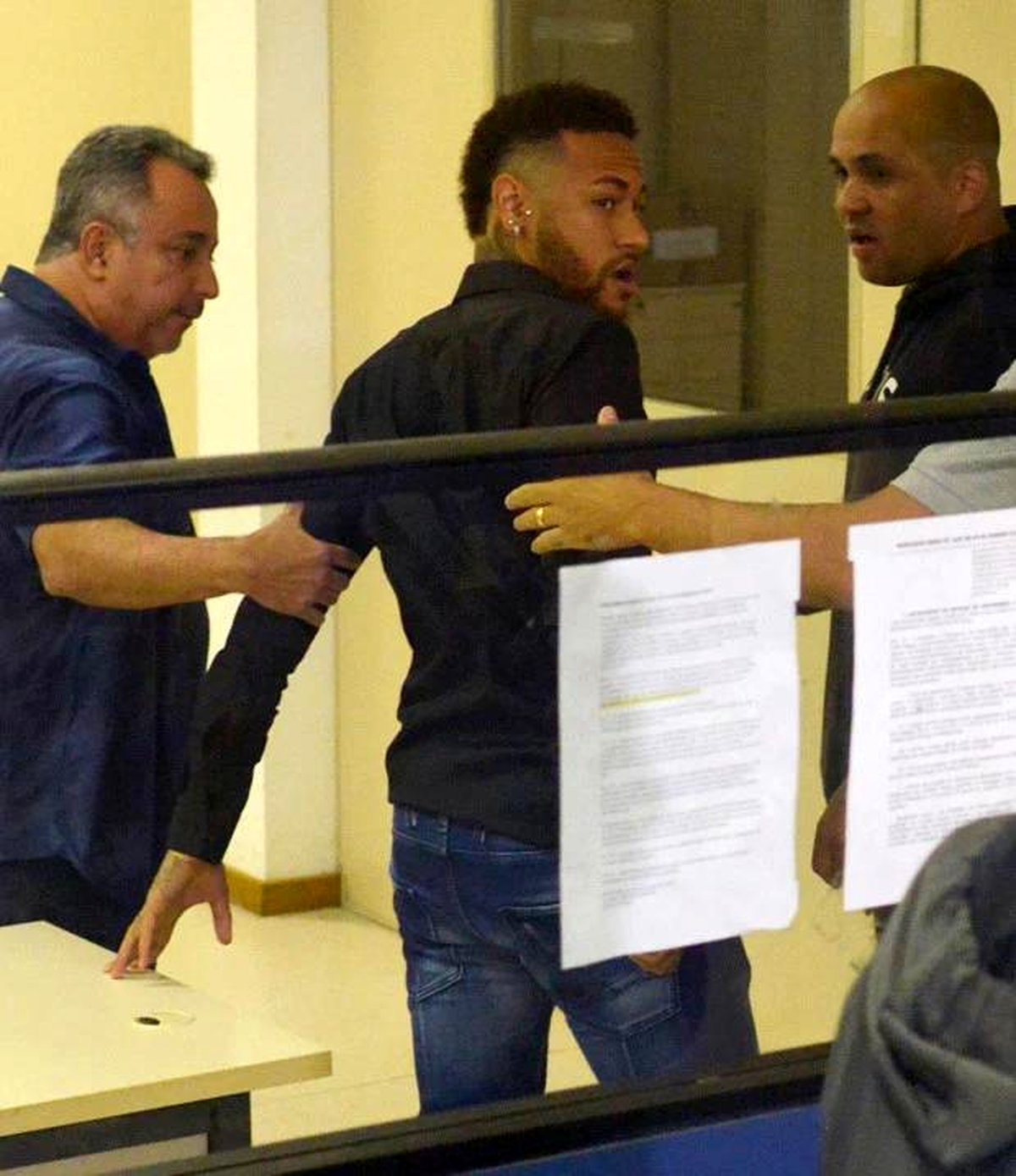 نیمار با ویلچیر در دفتر پلیس