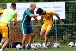 مربیان و ملی پوشان پرسپولیس در ایفمارک حاضر شدند