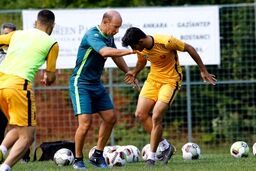 مربیان و ملی پوشان پرسپولیس در ایفمارک حاضر شدند