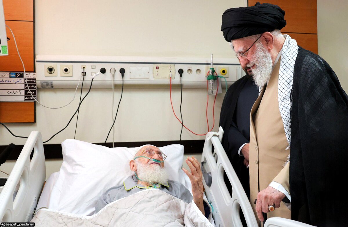 عیادت رهبر انقلاب از آیت‌الله نوری همدانی در بیمارستان + عکس