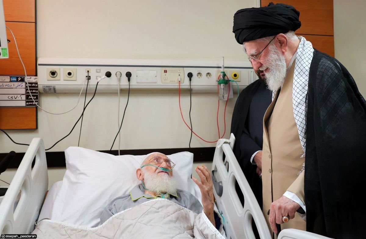 عیادت رهبر انقلاب از آیتالله نوری همدانی در بیمارستان + عکس