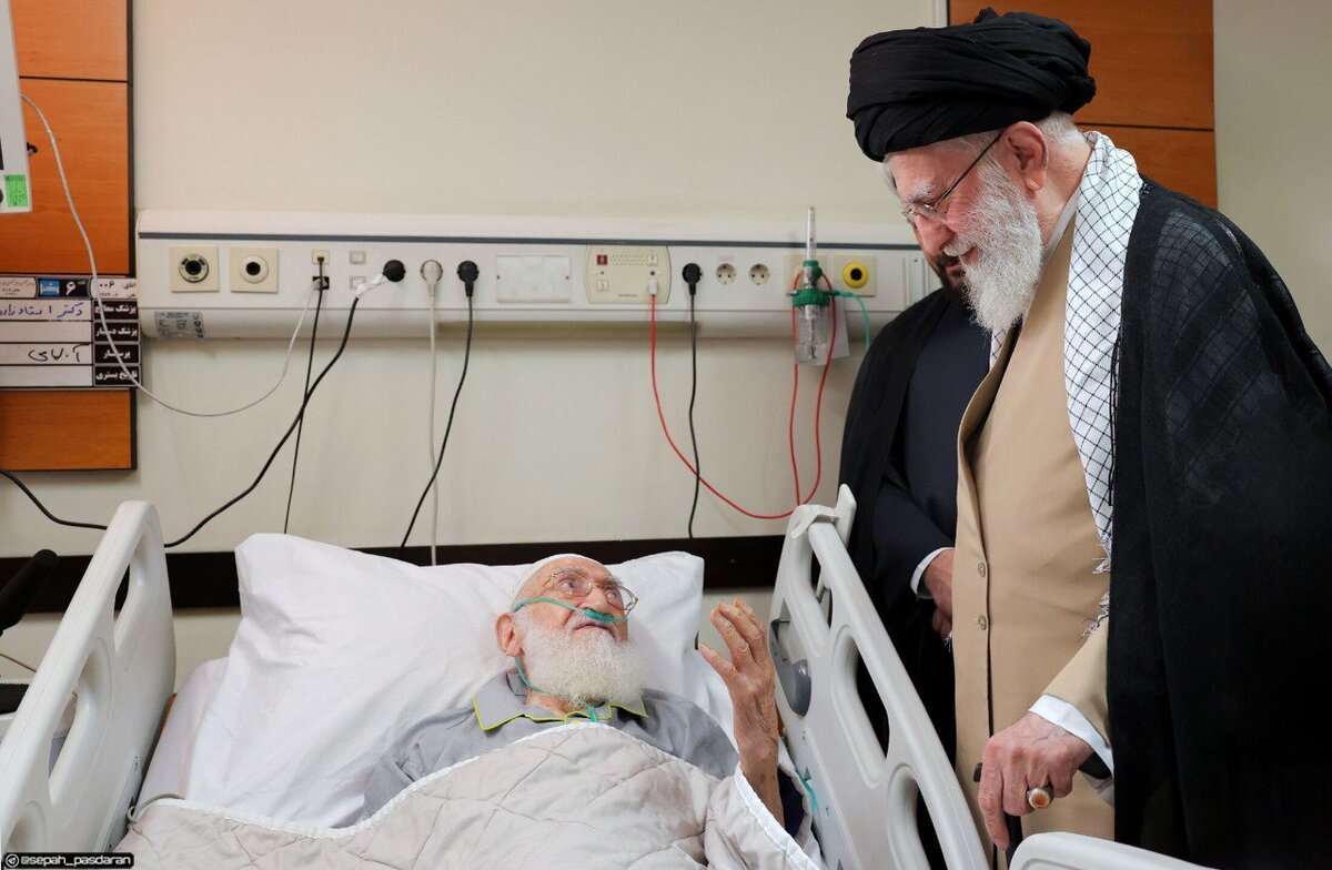عیادت رهبر انقلاب از آیت‌الله نوری همدانی در بیمارستان + عکس