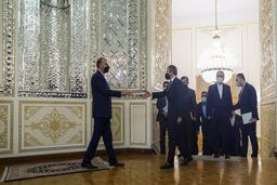 مذاکرات در غرب و شرق درباره مذاکرات