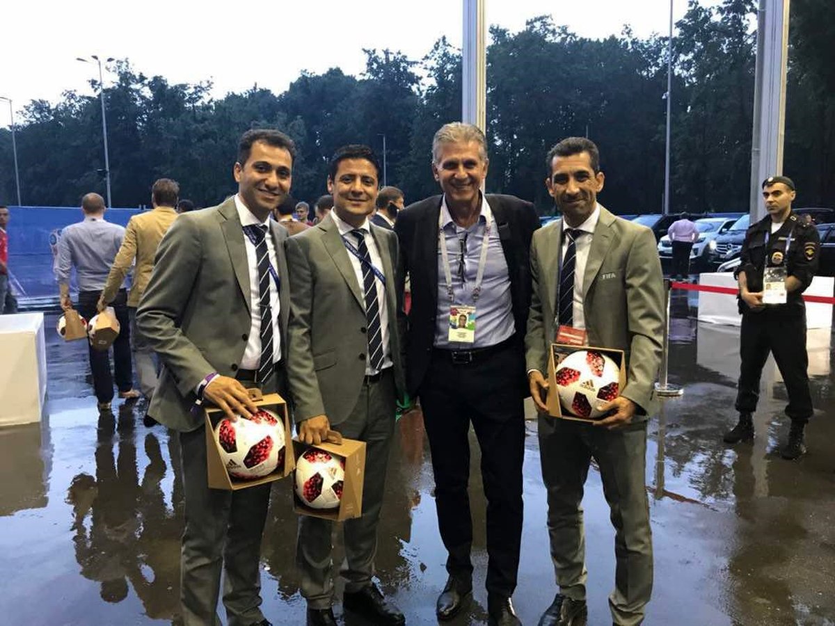 عکس یادگاری کیروش با داوران افتخارآفرین ایران در جام جهانی