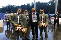 عکس یادگاری کی‌روش با داوران افتخارآفرین ایران در جام جهانی