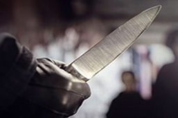 لحظه حمله سریالی 4 سارق به یک دانشجو برای سرقت کیف