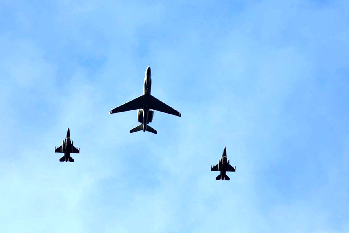 هواپیمای نظامی«توپولوف-۲۱۴ روسیه بر فراز آمریکا