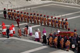 سید عباس صالحی بین ترامپ و بایدن در خاکسپاری پاپ + فیلم