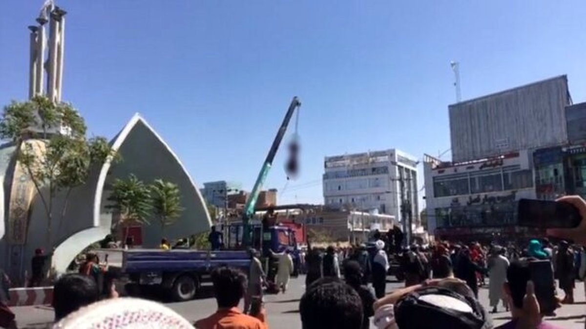 به دار آویختن ۴ نفر در ملاء عام توسط طالبان