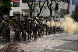 ترامپ شمشیر را از رو بست