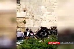 فیلم| حمله صهیونیست به زن فلسطینی در مسجدالاقصی