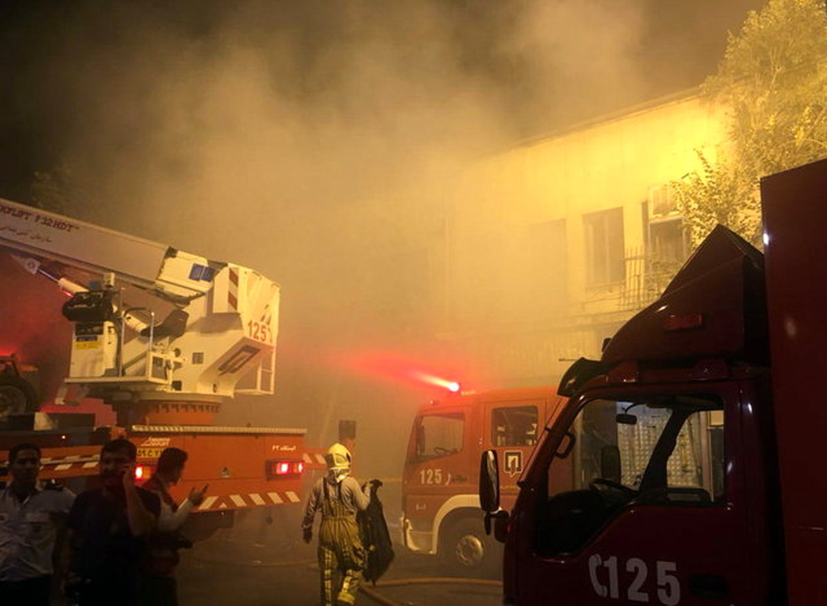 حریق پاساژ خیابان امیرکبیر کنترل شد/عملیات لکهگیری ادامه دارد