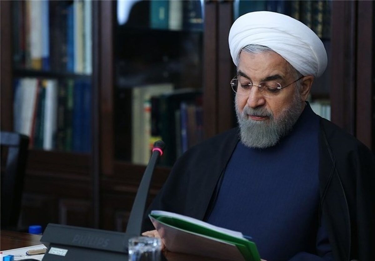 نامه جمعی از اساتید به رئیس‌جمهور: تیم اقتصادی دولت را برکنار کنید