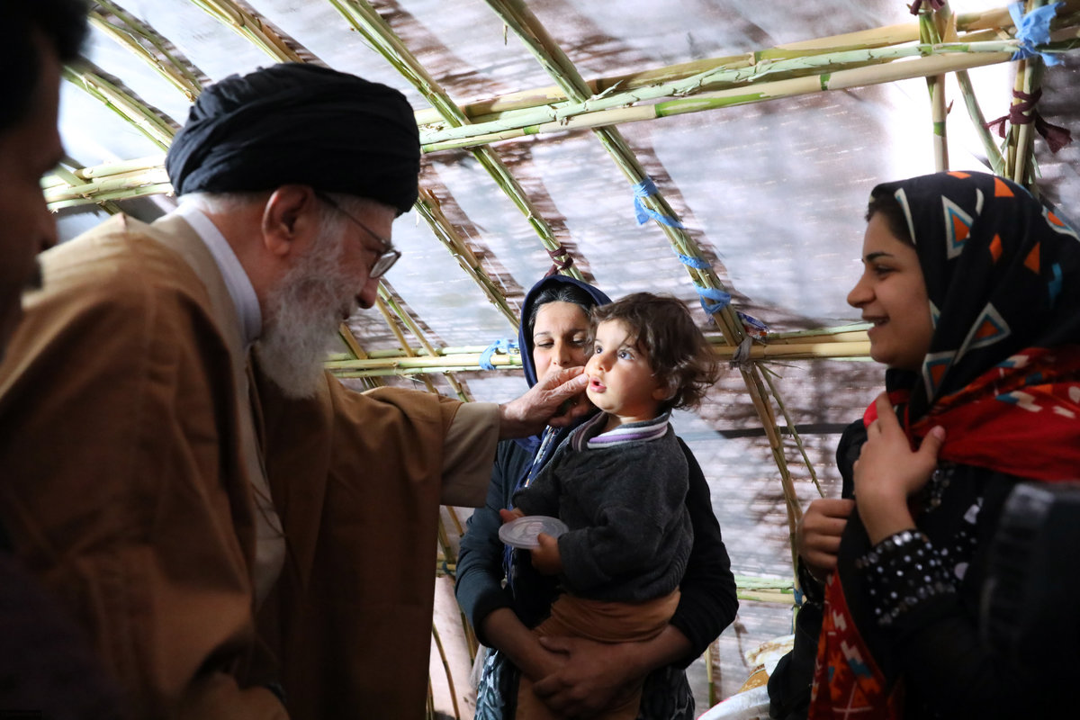 روایتی از حاشیههای سفر رهبر انقلاب به منطقه زلزلهزده سرپل ذهاب / به من بگویید تا کی؟