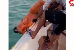 فیلم کشف جسد زن  پتو پیچ شده در آبهای ساحلی بندر لنگه / قاتل زن ناشناس دستگیر شد