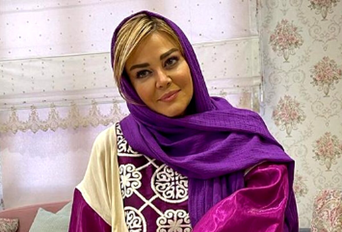 ماشین سواری بهاره رهنما در رستوران
