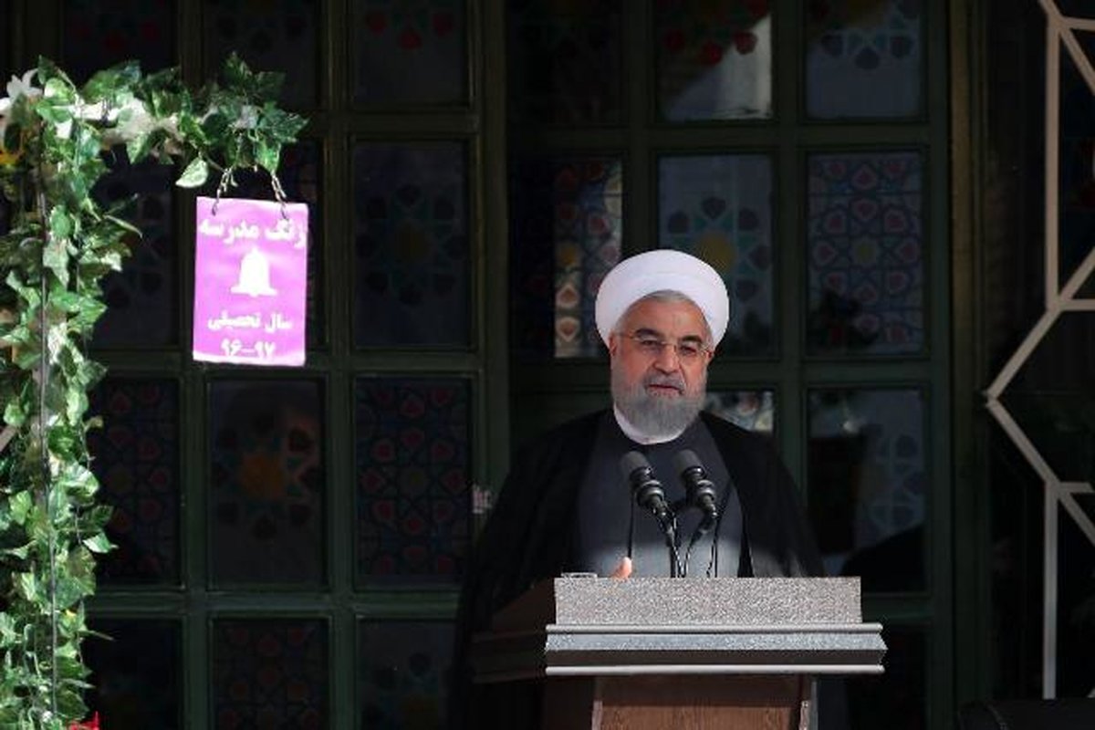 روحانی: دانشآموزان را برای حداقل 12 سال بعد تربیت کنیم/به افکار دیگران احترام بگذاریم