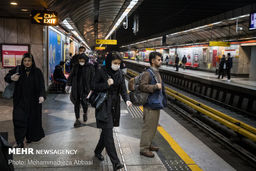 دختر تقریبا برهنه در واگن زنانه مترو و برخورد جالب خود مردم + فیلم