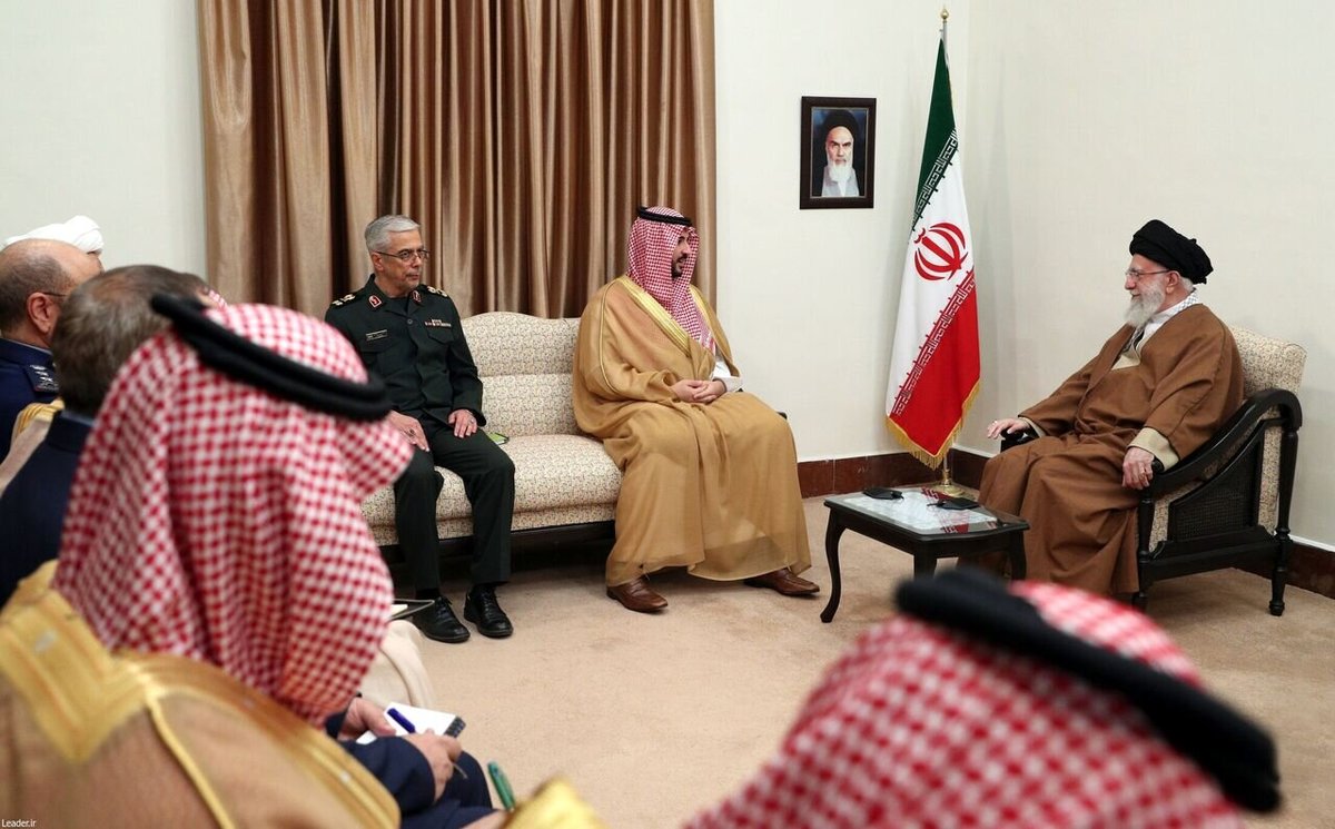 رهبر انقلاب خطاب به وزیر دفاع عربستان:سال‌ها پیش همین جا که شما نشسته‌اید عمویتان ملک عبدالله نشسته بود