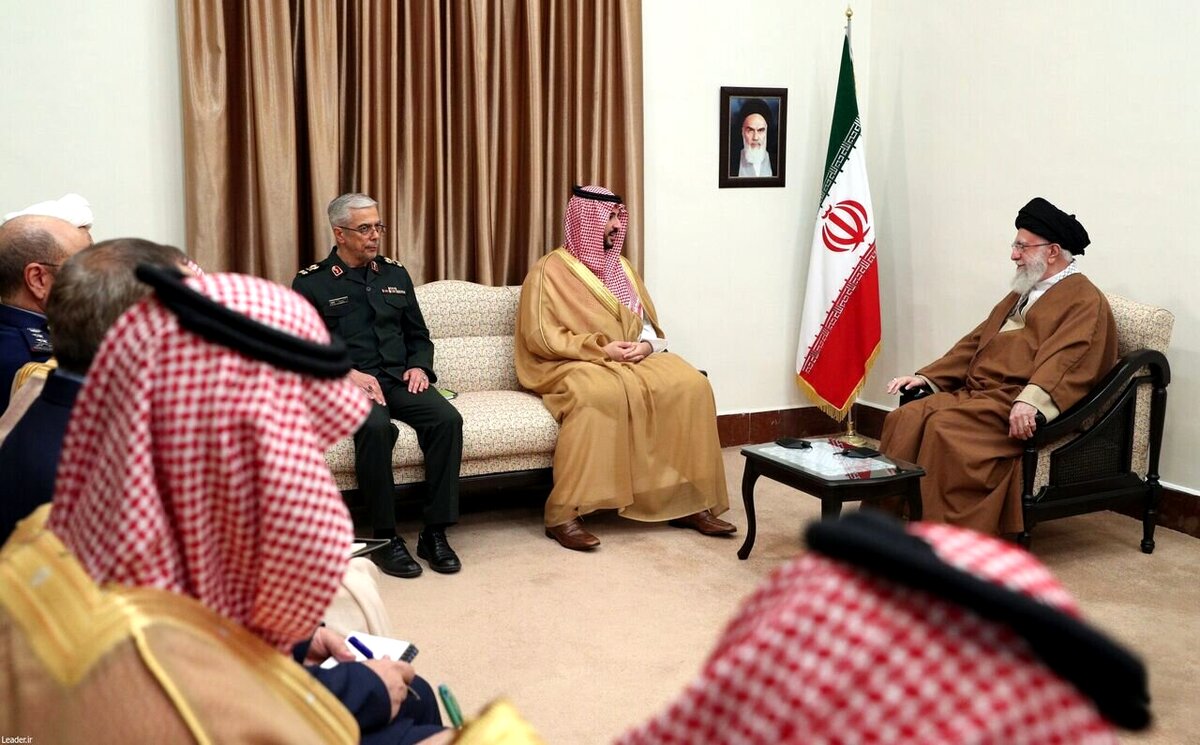 رهبر انقلاب خطاب به وزیر دفاع عربستان:سال‌ها پیش همین جا که شما نشسته‌اید عمویتان ملک عبدالله نشسته بود