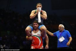 کمیل بر دوش هادی؛ وظیفه‌ام بود او را روی دوشم بگیرم