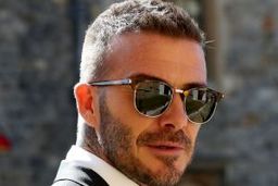  تیپ مسخره دیوید بکهام با دمپایی و جوراب قرمز + عکس