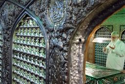 رهبر انقلاب زیارت‌های خود را به نیابت از امام زمان(عج) انجام می‌دهند