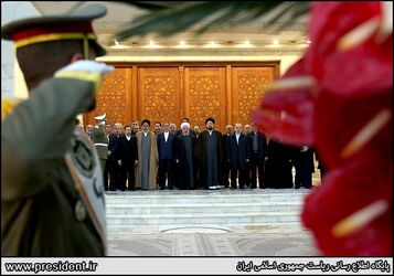 هیات دولت در مرقد امام