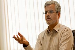 محمود صادقی: لباس سپاه را روی سرم می‌گذارم/دلواپس نیستم، اما ظریف توضیح دهد فایده ماندن در برجام چیست؟