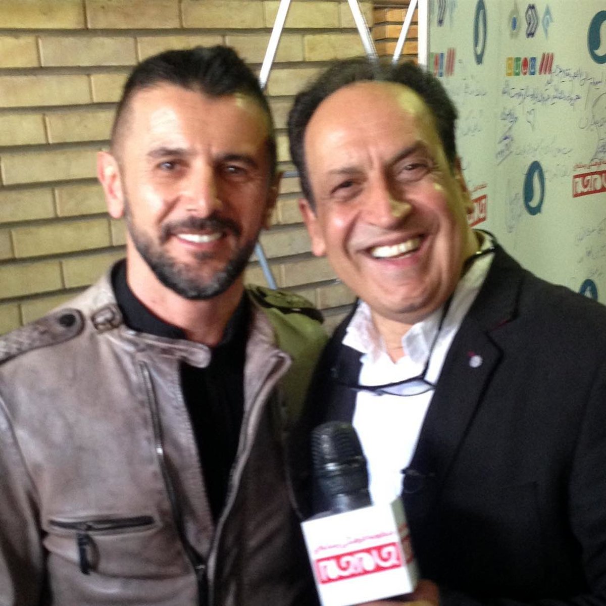 فیلم| چرخشهای عجیب مجری معروف در برنامه زنده!