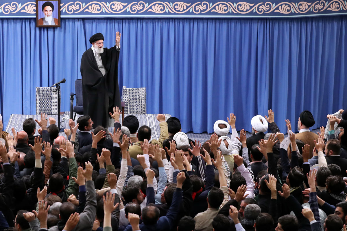 باید فردی را برای مجلس انتخاب کرد که مؤمن، انقلابی، شجاع، دارای روحیه جهادی باشد