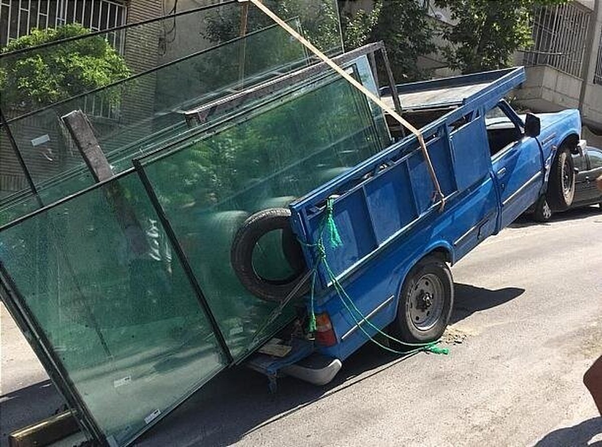 وقتی یک وانت نیسان با بار شیشه به دو چرخش استراحت داد