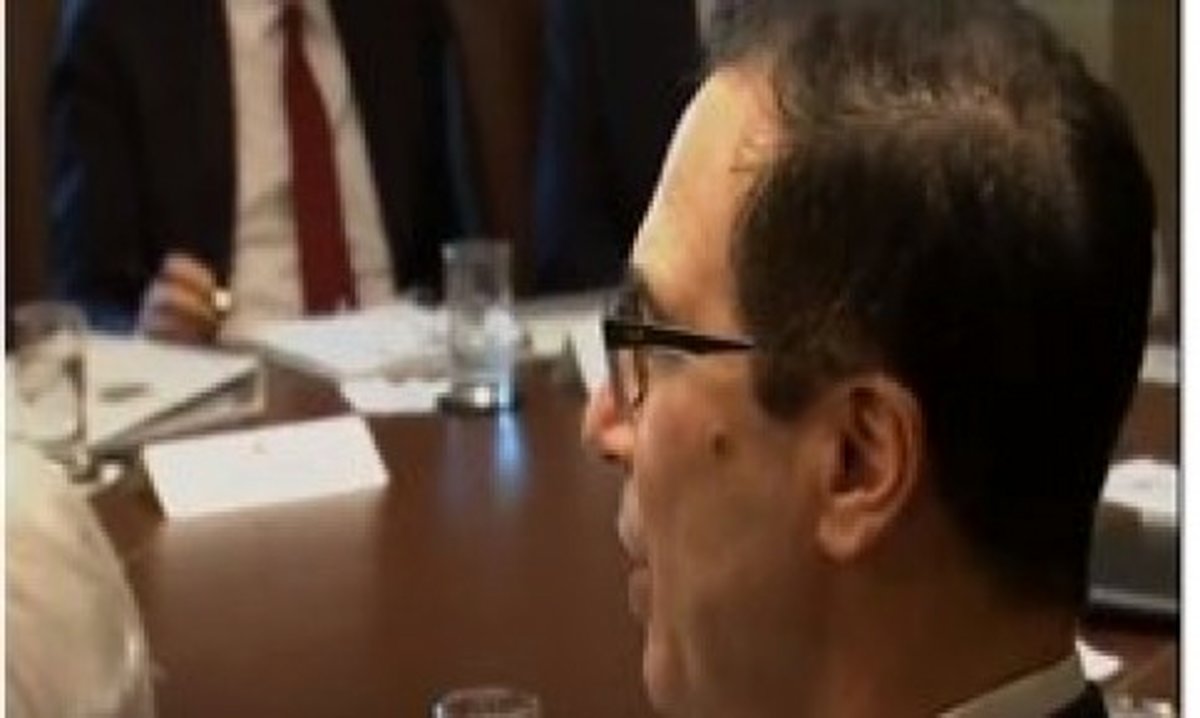 واشنگتنپست: وزیر خزانهداری آمریکا با اعمال فشار بر سوئیفت برای اقدام علیه ایران مخالف است/ او فرایندهای تصمیمگیری علیه ایران را کند کرده است/ استیون منوشین روش فوق العاده ای علیه ترامپ پیدا کرده است