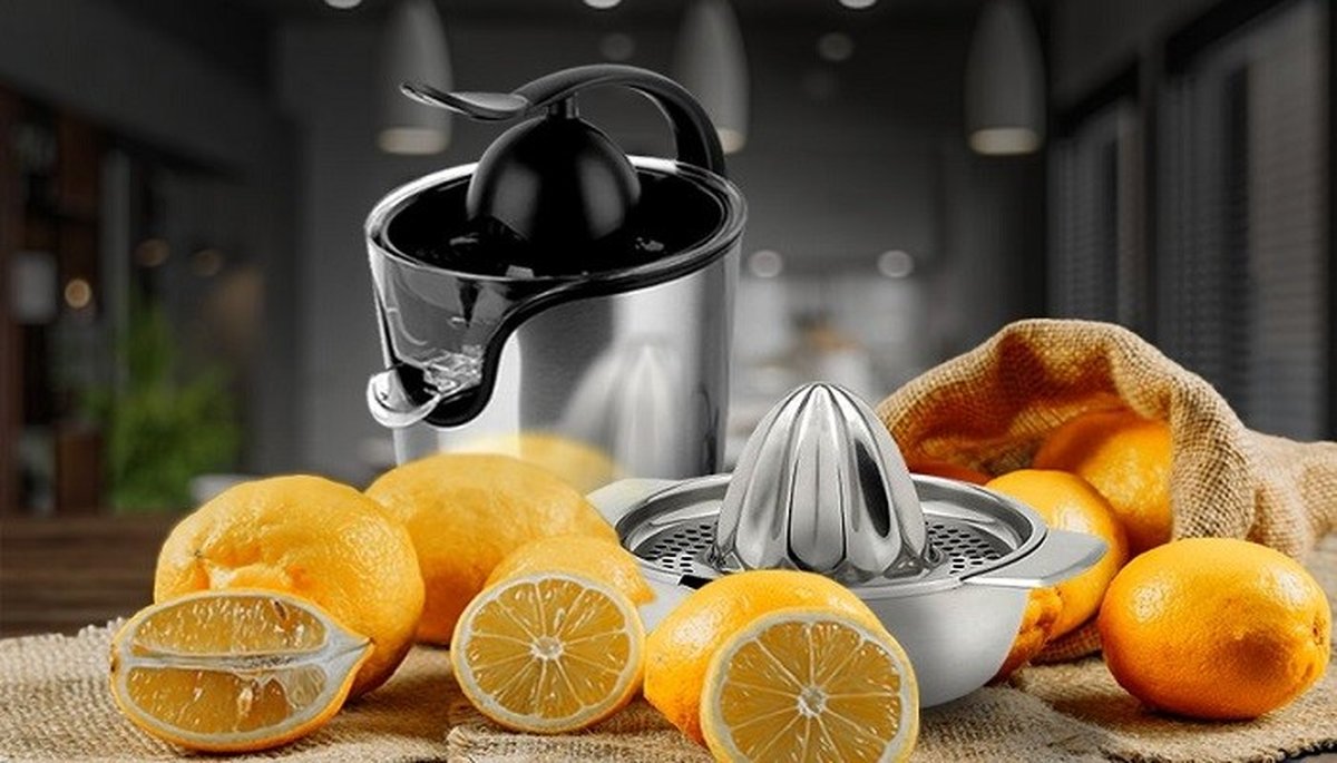 یک لیوان آبمیوه طبیعی با دستگاه های پر کاربرد