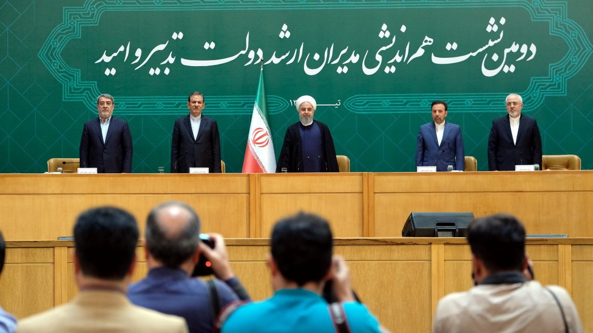 روحانی: اگر کسی فکر میکند دولت میترسد و استعفا میکند، اشتباه میکند/ ما بدون مردم پیروز نمیشویم/ رهبری فرمود: مصوبات جلسات سران سه قوه را خودتان ابلاغ کنید، من حمایت میکنم