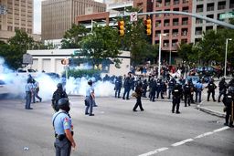 اخطار شدید فرماندار کالیفرنیا به ترامپ + فیلم