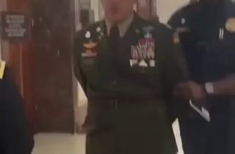 لحظه دستگیری افسران ارتش آمریکا مخالف اسرائیل، فریاد زن را ببینید