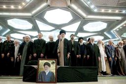 در مصلی امام خمینی (ره)؛
اقامه نماز بر پیکر آیت الله هاشمی شاهرودی توسط مقام معظم رهبری/ حضور روحانی و اعضای دولت در مراسم تشییع