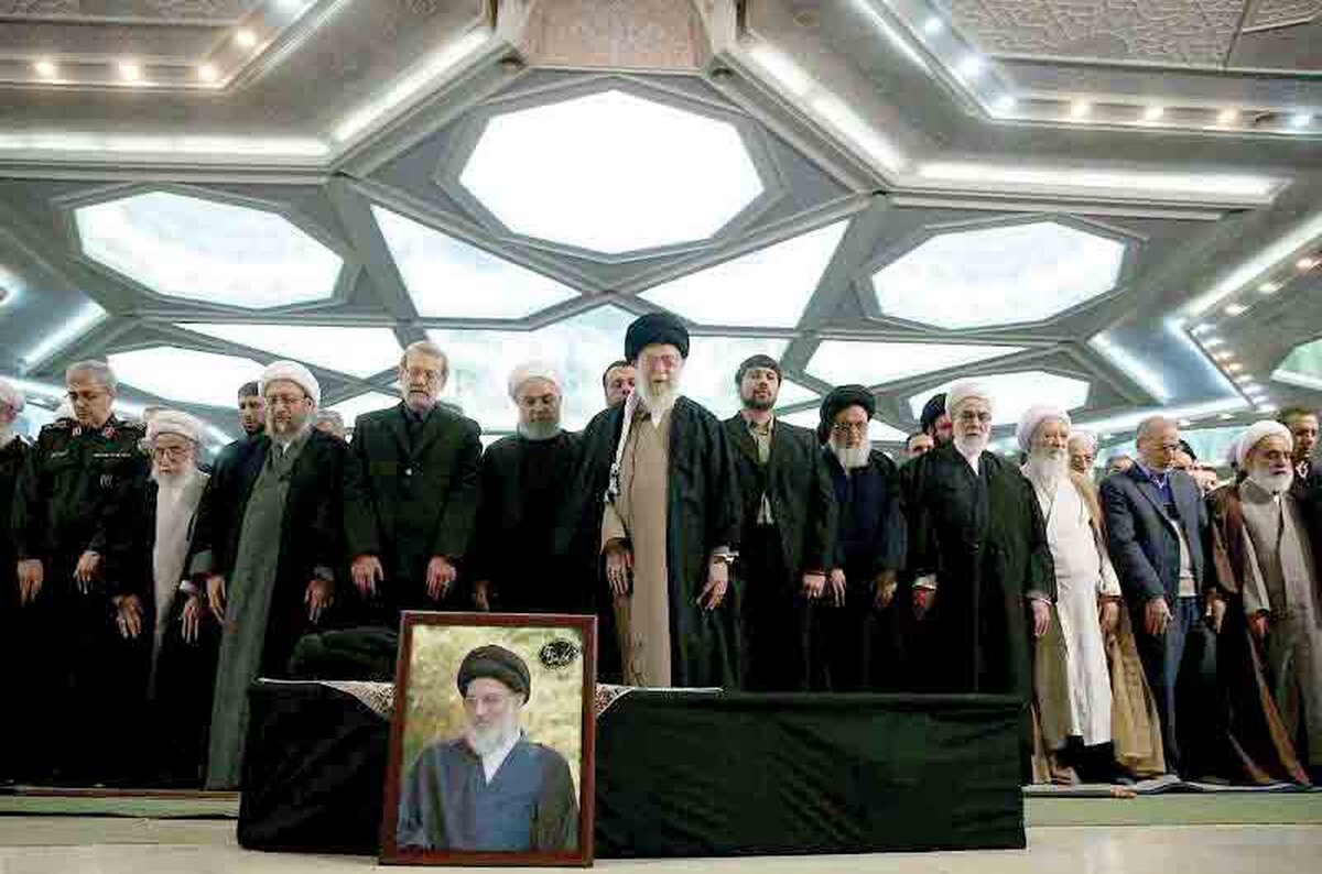 در مصلی امام خمینی (ره)؛
اقامه نماز بر پیکر آیت الله هاشمی شاهرودی توسط مقام معظم رهبری/ حضور روحانی و اعضای دولت در مراسم تشییع