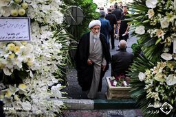 جنجال تاج گل در مراسم ترحیم عسگراولادی+ تصاویر