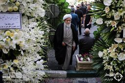 جنجال تاج گل در مراسم ترحیم عسگراولادی+ تصاویر