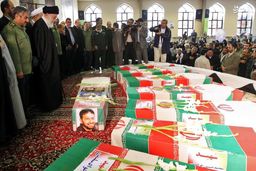 لحظه وداع رهبر انقلاب با پیکر سردار طهرانی مقدم