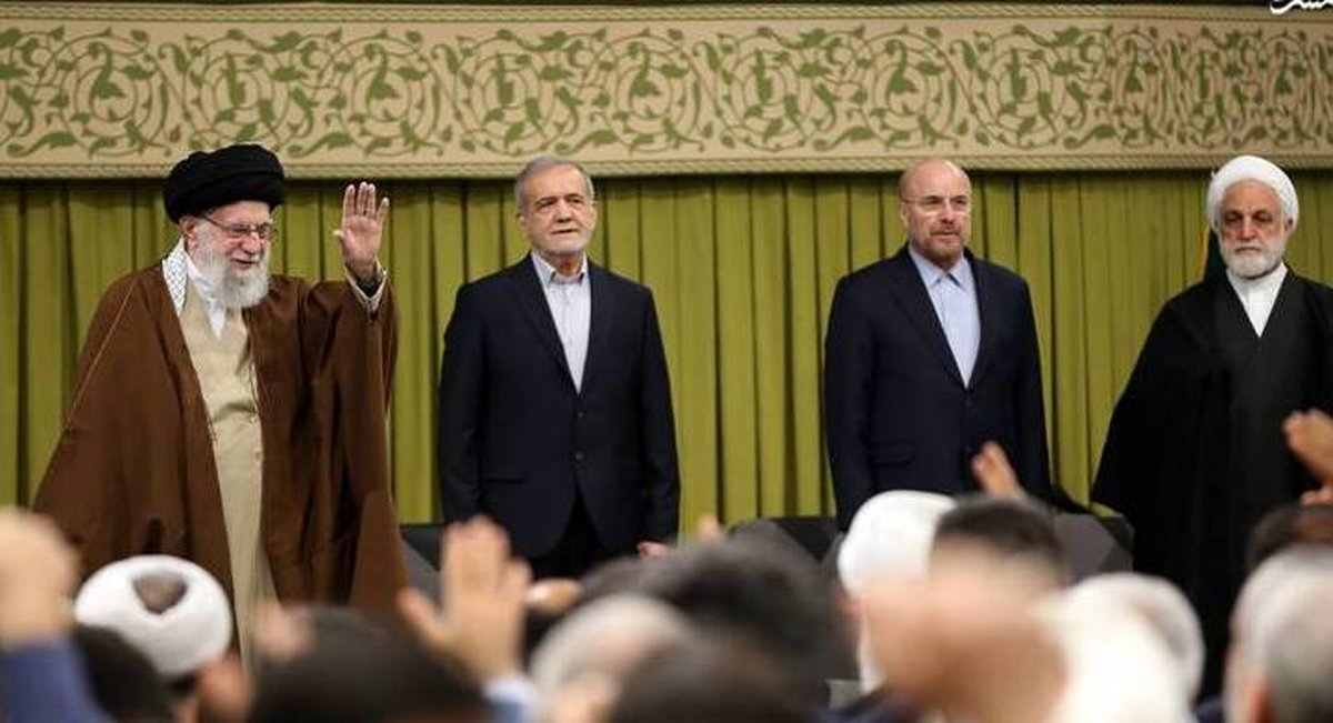 رهبر انقلاب:حواسمان باشد که با چه کسی معامله میکنیم و حرف میزنیم