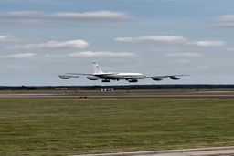 ورود هواپیمای ضد هسته ای آمریکا به خاورمیانه + فیلم