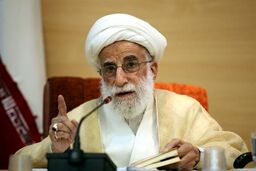 تصویری از حضور آیت الله جنتی بر سر مزار آیت الله مصباح یزدی